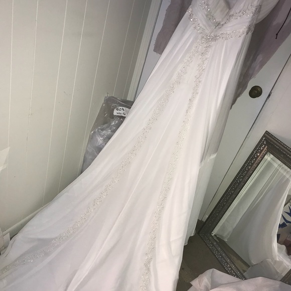 Wedding Dress with Beaded lace detail style V9743 - Picture 3 of 6